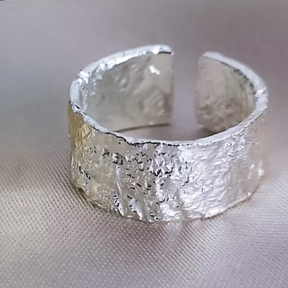 ⚜️[𝟯/$𝟮𝟴]⚜️Silver Textured Resizable Ring NEW - Picture 3 of 7